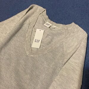 GAP v-neck long sleeve